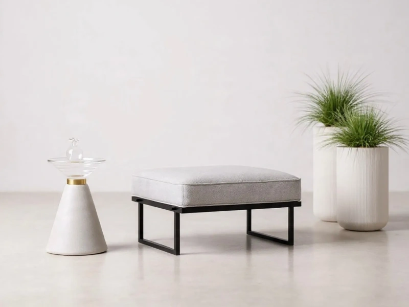 Pufa ogrodowy VERDEO nowoczesna pufa na taras i balkon metalowa czarna konstrukcja z jasnoszarą poduchą