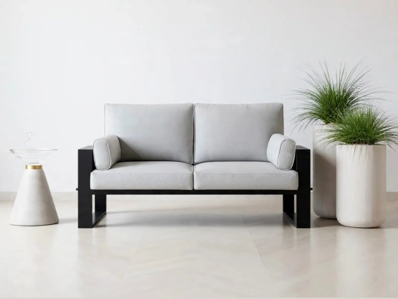 Dwuosobowa sofa ogrodowa 150x87 VERDEO nowoczesna sofa na taras i balkon metalowa czarna konstrukcja z jasnoszarymi poduchami